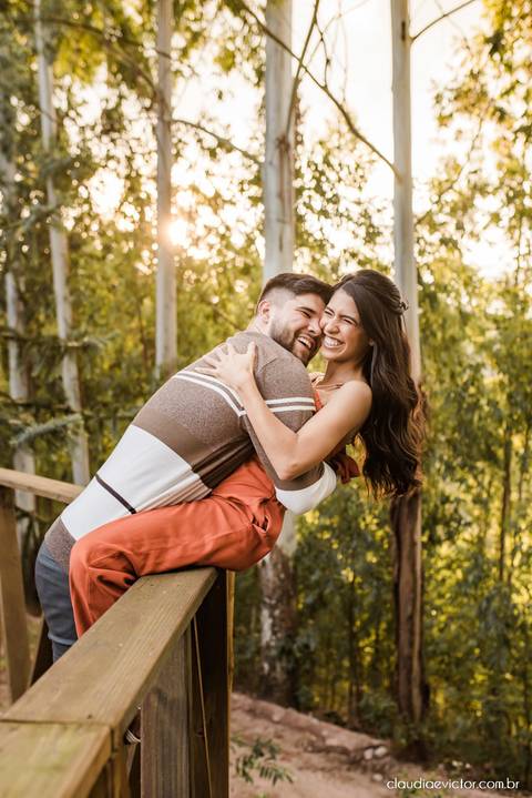 ensaio casal feito por fotógrafo de casamento em vila velha fotógrafo de casamento em serra fotógrafo de casamento em vitória com woody cabanas fotos de casal no campo por do sol e pre wedding'