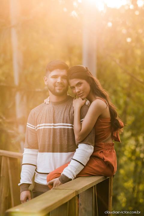 ensaio casal feito por fotógrafo de casamento em vila velha fotógrafo de casamento em serra fotógrafo de casamento em vitória com woody cabanas fotos de casal no campo por do sol e pre wedding'