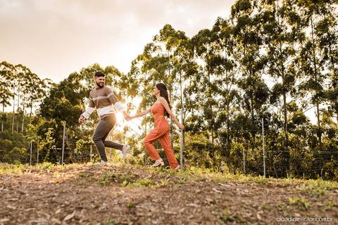 ensaio casal feito por fotógrafo de casamento em vila velha fotógrafo de casamento em serra fotógrafo de casamento em vitória com woody cabanas fotos de casal no campo por do sol e pre wedding'
