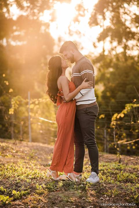 ensaio casal feito por fotógrafo de casamento em vila velha fotógrafo de casamento em serra fotógrafo de casamento em vitória com woody cabanas fotos de casal no campo por do sol e pre wedding'