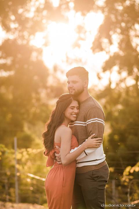 ensaio casal feito por fotógrafo de casamento em vila velha fotógrafo de casamento em serra fotógrafo de casamento em vitória com woody cabanas fotos de casal no campo por do sol e pre wedding'