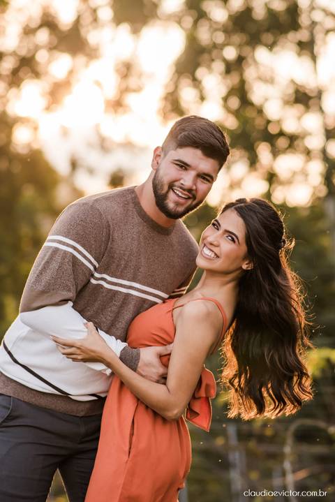 ensaio casal feito por fotógrafo de casamento em vila velha fotógrafo de casamento em serra fotógrafo de casamento em vitória com woody cabanas fotos de casal no campo por do sol e pre wedding'