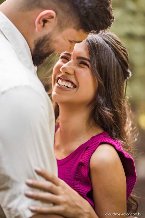 ensaio casal feito por fotógrafo de casamento em vila velha fotógrafo de casamento em serra fotógrafo de casamento em vitória com woody cabanas fotos de casal no campo por do sol e pre wedding'