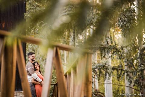 ensaio casal feito por fotógrafo de casamento em vila velha fotógrafo de casamento em serra fotógrafo de casamento em vitória com woody cabanas fotos de casal no campo por do sol e pre wedding'