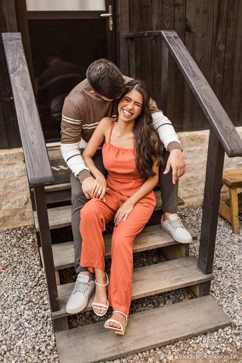 ensaio casal feito por fotógrafo de casamento em vila velha fotógrafo de casamento em serra fotógrafo de casamento em vitória com woody cabanas fotos de casal no campo por do sol e pre wedding'