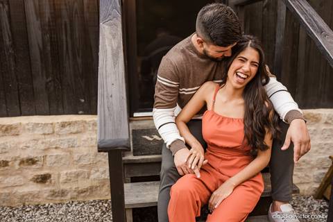 ensaio casal feito por fotógrafo de casamento em vila velha fotógrafo de casamento em serra fotógrafo de casamento em vitória com woody cabanas fotos de casal no campo por do sol e pre wedding'