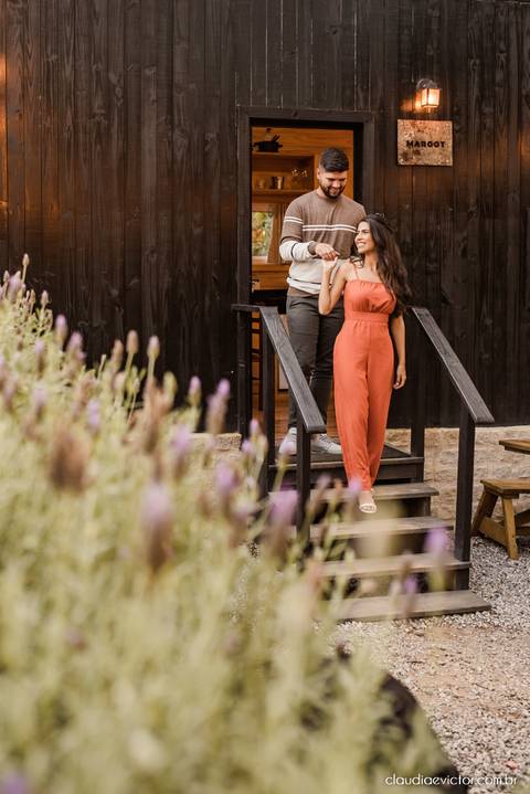 ensaio casal feito por fotógrafo de casamento em vila velha fotógrafo de casamento em serra fotógrafo de casamento em vitória com woody cabanas fotos de casal no campo por do sol e pre weddingensaio casal feito por fotógrafo de casamento em vila velha fot'