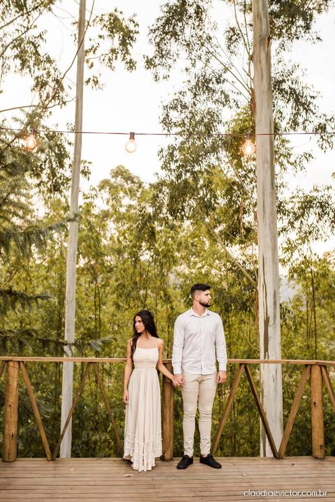 ensaio casal feito por fotógrafo de casamento em vila velha fotógrafo de casamento em serra fotógrafo de casamento em vitória com woody cabanas fotos de casal no campo por do sol e pre wedding'