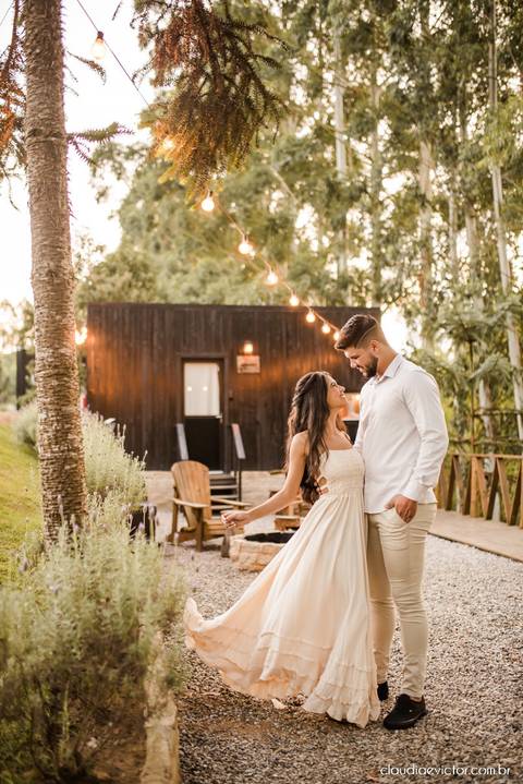 ensaio casal feito por fotógrafo de casamento em vila velha fotógrafo de casamento em serra fotógrafo de casamento em vitória com woody cabanas fotos de casal no campo por do sol e pre wedding'
