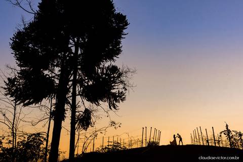 ensaio casal feito por fotógrafo de casamento em vila velha fotógrafo de casamento em serra fotógrafo de casamento em vitória com woody cabanas fotos de casal no campo por do sol e pre wedding'