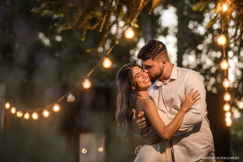 ensaio casal feito por fotógrafo de casamento em vila velha fotógrafo de casamento em serra fotógrafo de casamento em vitória com woody cabanas fotos de casal no campo por do sol e pre wedding'