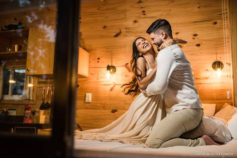 ensaio casal feito por fotógrafo de casamento em vila velha fotógrafo de casamento em serra fotógrafo de casamento em vitória com woody cabanas fotos de casal no campo por do sol e pre wedding'