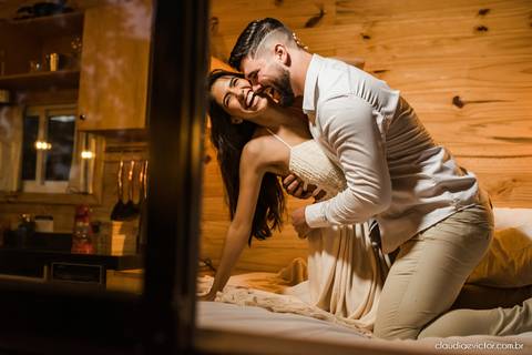 ensaio casal feito por fotógrafo de casamento em vila velha fotógrafo de casamento em serra fotógrafo de casamento em vitória com woody cabanas fotos de casal no campo por do sol e pre wedding'