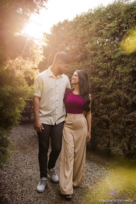 ensaio casal feito por fotógrafo de casamento em vila velha fotógrafo de casamento em serra fotógrafo de casamento em vitória com woody cabanas fotos de casal no campo por do sol e pre wedding'