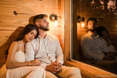 ensaio casal feito por fotógrafo de casamento em vila velha fotógrafo de casamento em serra fotógrafo de casamento em vitória com woody cabanas fotos de casal no campo por do sol e pre wedding'