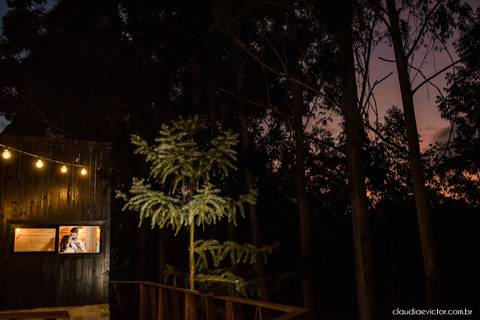 ensaio casal feito por fotógrafo de casamento em vila velha fotógrafo de casamento em serra fotógrafo de casamento em vitória com woody cabanas fotos de casal no campo por do sol e pre wedding'