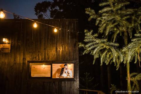 ensaio casal feito por fotógrafo de casamento em vila velha fotógrafo de casamento em serra fotógrafo de casamento em vitória com woody cabanas fotos de casal no campo por do sol e pre wedding'