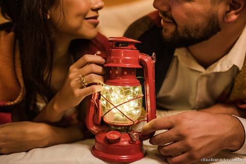 ensaio casal feito por fotógrafo de casamento em vila velha fotógrafo de casamento em serra fotógrafo de casamento em vitória com woody cabanas fotos de casal no campo por do sol e pre wedding'