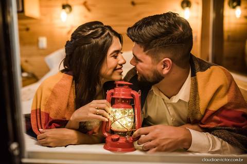 ensaio casal feito por fotógrafo de casamento em vila velha fotógrafo de casamento em serra fotógrafo de casamento em vitória com woody cabanas fotos de casal no campo por do sol e pre wedding'