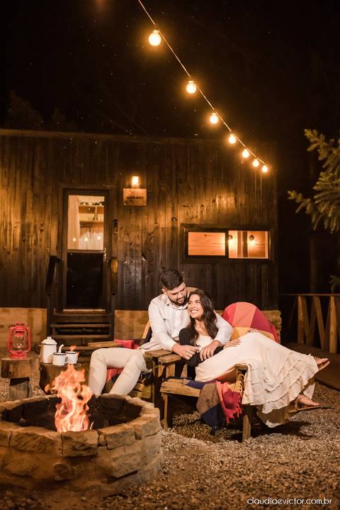 ensaio casal feito por fotógrafo de casamento em vila velha fotógrafo de casamento em serra fotógrafo de casamento em vitória com woody cabanas fotos de casal no campo por do sol e pre wedding'