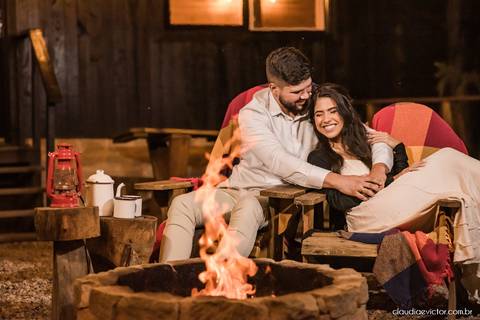 ensaio casal feito por fotógrafo de casamento em vila velha fotógrafo de casamento em serra fotógrafo de casamento em vitória com woody cabanas fotos de casal no campo por do sol e pre wedding'