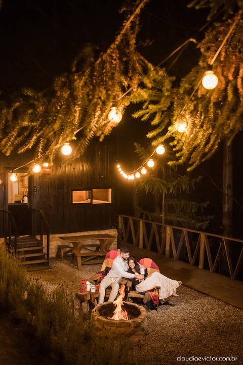 ensaio casal feito por fotógrafo de casamento em vila velha fotógrafo de casamento em serra fotógrafo de casamento em vitória com woody cabanas fotos de casal no campo por do sol e pre wedding'