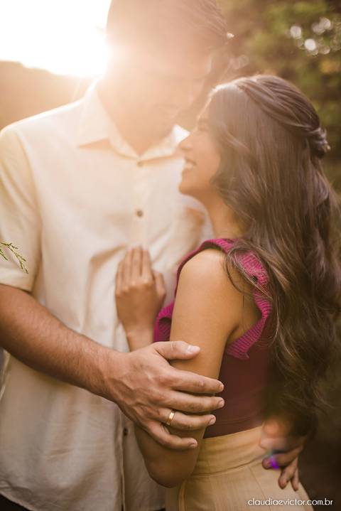 ensaio casal feito por fotógrafo de casamento em vila velha fotógrafo de casamento em serra fotógrafo de casamento em vitória com woody cabanas fotos de casal no campo por do sol e pre wedding'
