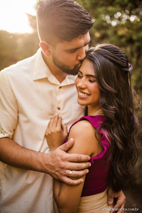 ensaio casal feito por fotógrafo de casamento em vila velha fotógrafo de casamento em serra fotógrafo de casamento em vitória com woody cabanas fotos de casal no campo por do sol e pre wedding'