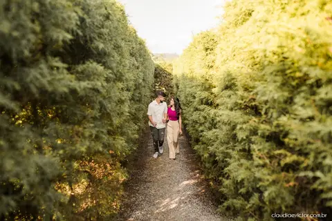 ensaio casal feito por fotógrafo de casamento em vila velha fotógrafo de casamento em serra fotógrafo de casamento em vitória com woody cabanas fotos de casal no campo por do sol e pre wedding'