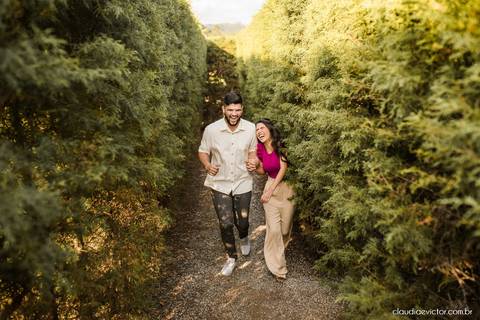 ensaio casal feito por fotógrafo de casamento em vila velha fotógrafo de casamento em serra fotógrafo de casamento em vitória com woody cabanas fotos de casal no campo por do sol e pre wedding'