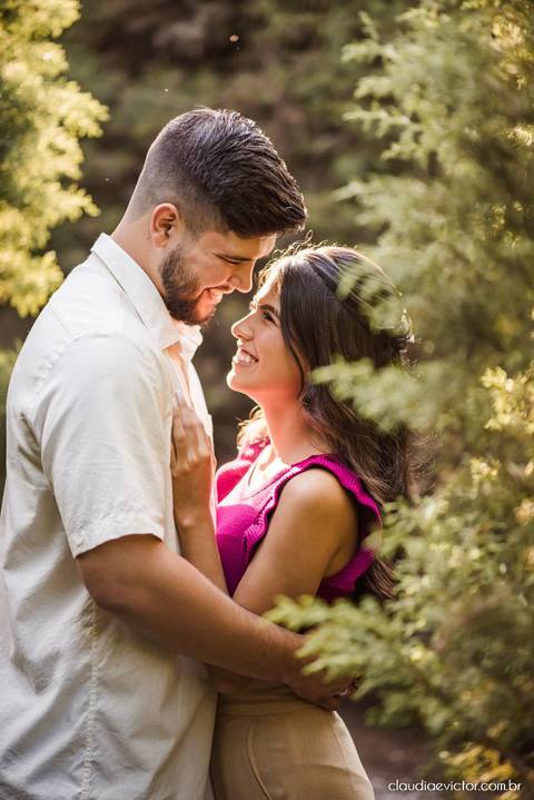 ensaio casal feito por fotógrafo de casamento em vila velha fotógrafo de casamento em serra fotógrafo de casamento em vitória com woody cabanas fotos de casal no campo por do sol e pre wedding'