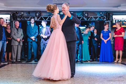 lindo aniversário de 15 anos da Sarah realizado em Vitória por fotógrafos de casamento de vila velha fotógrafos de casamento de Vitória fotógrafos de casamento de Serra ES com vestido making of e maquiagem e fotos de balada e dança'