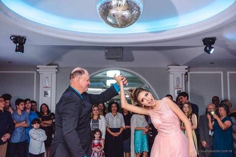 lindo aniversário de 15 anos da Sarah realizado em Vitória por fotógrafos de casamento de vila velha fotógrafos de casamento de Vitória fotógrafos de casamento de Serra ES com vestido making of e maquiagem e fotos de balada e dança'