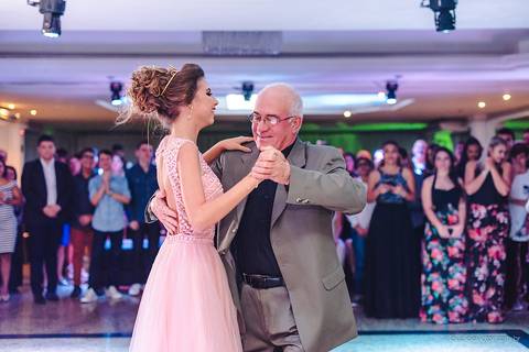 lindo aniversário de 15 anos da Sarah realizado em Vitória por fotógrafos de casamento de vila velha fotógrafos de casamento de Vitória fotógrafos de casamento de Serra ES com vestido making of e maquiagem e fotos de balada e dança'