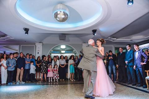 lindo aniversário de 15 anos da Sarah realizado em Vitória por fotógrafos de casamento de vila velha fotógrafos de casamento de Vitória fotógrafos de casamento de Serra ES com vestido making of e maquiagem e fotos de balada e dança'