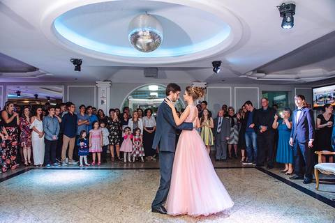 lindo aniversário de 15 anos da Sarah realizado em Vitória por fotógrafos de casamento de vila velha fotógrafos de casamento de Vitória fotógrafos de casamento de Serra ES com vestido making of e maquiagem e fotos de balada e dança'