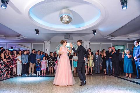 lindo aniversário de 15 anos da Sarah realizado em Vitória por fotógrafos de casamento de vila velha fotógrafos de casamento de Vitória fotógrafos de casamento de Serra ES com vestido making of e maquiagem e fotos de balada e dança'