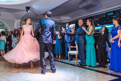 lindo aniversário de 15 anos da Sarah realizado em Vitória por fotógrafos de casamento de vila velha fotógrafos de casamento de Vitória fotógrafos de casamento de Serra ES com vestido making of e maquiagem e fotos de balada e dança'