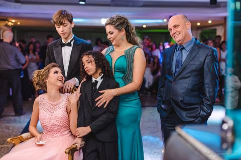 lindo aniversário de 15 anos da Sarah realizado em Vitória por fotógrafos de casamento de vila velha fotógrafos de casamento de Vitória fotógrafos de casamento de Serra ES com vestido making of e maquiagem e fotos de balada e dança'