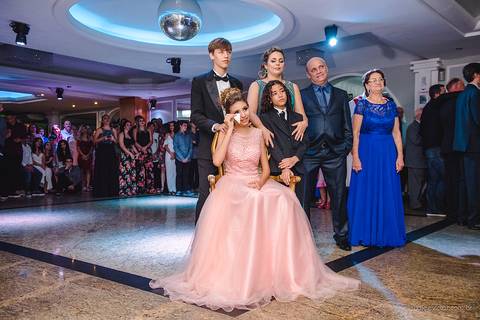 lindo aniversário de 15 anos da Sarah realizado em Vitória por fotógrafos de casamento de vila velha fotógrafos de casamento de Vitória fotógrafos de casamento de Serra ES com vestido making of e maquiagem e fotos de balada e dança'
