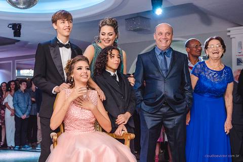 lindo aniversário de 15 anos da Sarah realizado em Vitória por fotógrafos de casamento de vila velha fotógrafos de casamento de Vitória fotógrafos de casamento de Serra ES com vestido making of e maquiagem e fotos de balada e dança'