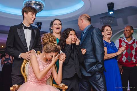 lindo aniversário de 15 anos da Sarah realizado em Vitória por fotógrafos de casamento de vila velha fotógrafos de casamento de Vitória fotógrafos de casamento de Serra ES com vestido making of e maquiagem e fotos de balada e dança'