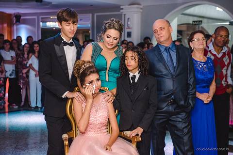 lindo aniversário de 15 anos da Sarah realizado em Vitória por fotógrafos de casamento de vila velha fotógrafos de casamento de Vitória fotógrafos de casamento de Serra ES com vestido making of e maquiagem e fotos de balada e dança'