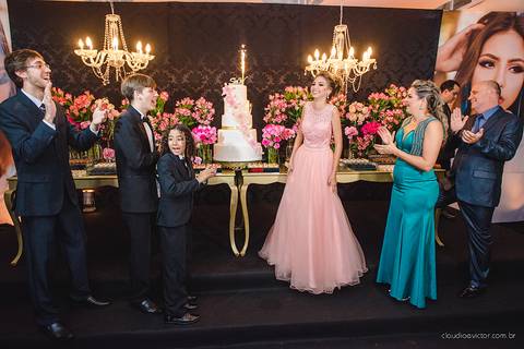 lindo aniversário de 15 anos da Sarah realizado em Vitória por fotógrafos de casamento de vila velha fotógrafos de casamento de Vitória fotógrafos de casamento de Serra ES com vestido making of e maquiagem e fotos de balada e dança'