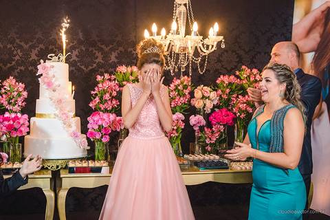 lindo aniversário de 15 anos da Sarah realizado em Vitória por fotógrafos de casamento de vila velha fotógrafos de casamento de Vitória fotógrafos de casamento de Serra ES com vestido making of e maquiagem e fotos de balada e dança'