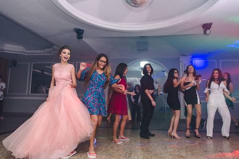 lindo aniversário de 15 anos da Sarah realizado em Vitória por fotógrafos de casamento de vila velha fotógrafos de casamento de Vitória fotógrafos de casamento de Serra ES com vestido making of e maquiagem e fotos de balada e dança'
