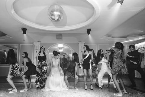 lindo aniversário de 15 anos da Sarah realizado em Vitória por fotógrafos de casamento de vila velha fotógrafos de casamento de Vitória fotógrafos de casamento de Serra ES com vestido making of e maquiagem e fotos de balada e dança'