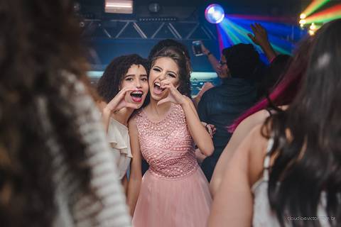 lindo aniversário de 15 anos da Sarah realizado em Vitória por fotógrafos de casamento de vila velha fotógrafos de casamento de Vitória fotógrafos de casamento de Serra ES com vestido making of e maquiagem e fotos de balada e dança'