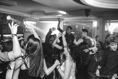 lindo aniversário de 15 anos da Sarah realizado em Vitória por fotógrafos de casamento de vila velha fotógrafos de casamento de Vitória fotógrafos de casamento de Serra ES com vestido making of e maquiagem e fotos de balada e dança'