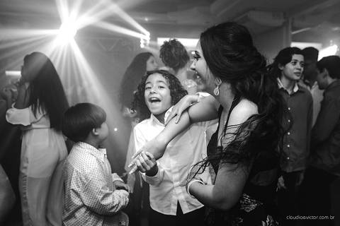 lindo aniversário de 15 anos da Sarah realizado em Vitória por fotógrafos de casamento de vila velha fotógrafos de casamento de Vitória fotógrafos de casamento de Serra ES com vestido making of e maquiagem e fotos de balada e dança'